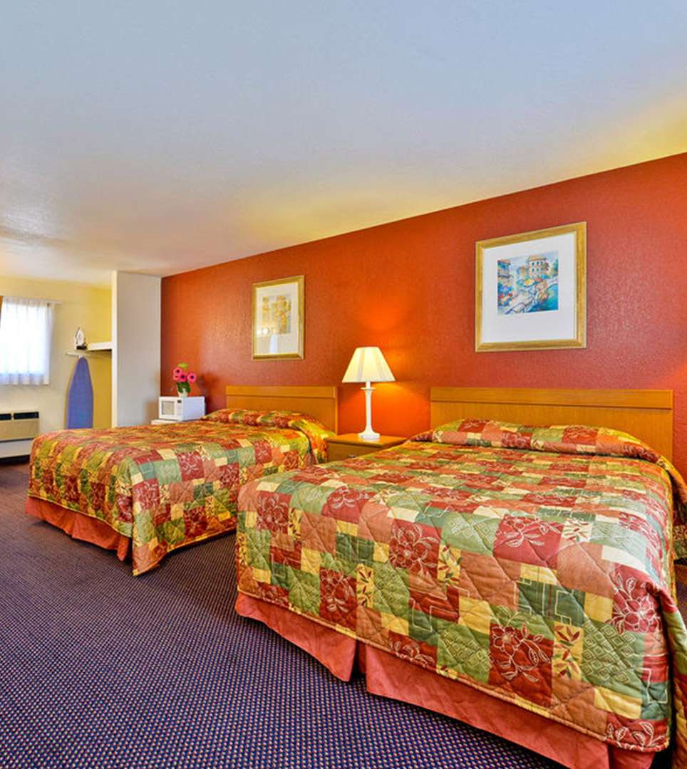 RELAX IN OUR SPACIOUS GUEST ROOMS FOR YOUR BUSINESS <br> OR LEISURE STAY IN FALLBROOK, CA