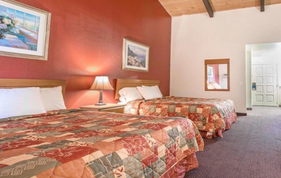 Welcome To The Rodeway Inn Fallbrook - Deluxe 2 Queen Beds